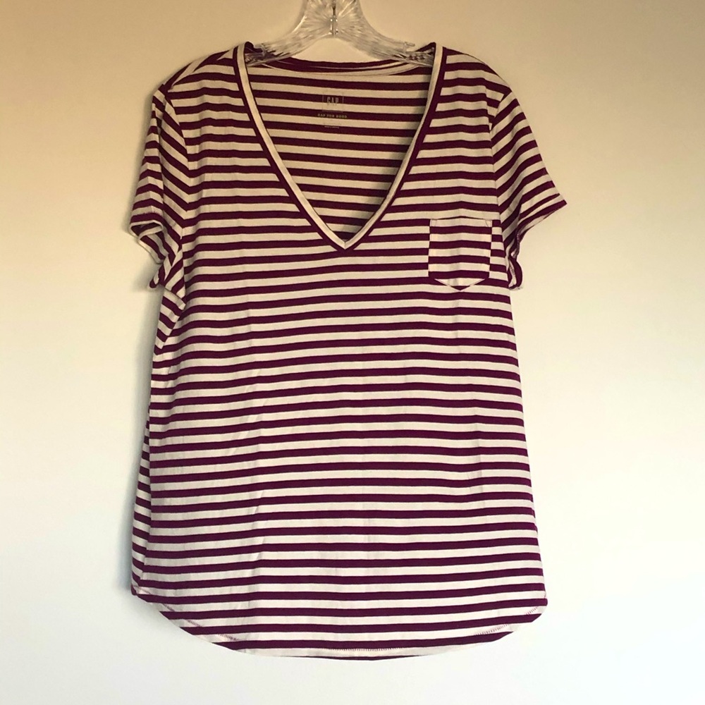 Gap v-neck stripped t-shirt in maroon and white size XL